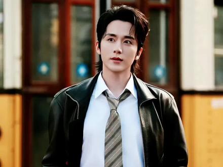 “王玉雯掉马”实际是演员王玉雯在2026年1月16日拍摄整蛊好友张新成的短视频时,因操作失误意外录下自己惊慌捂脸的搞笑瞬间,这一反差感极强的“社死现场”迅速引爆全网玩梗狂欢。#王玉雯掉马 #张新成 #王玉雯 #搞笑