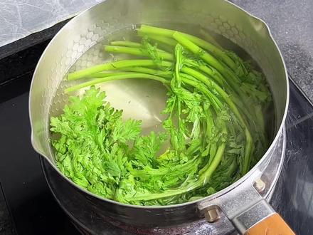 茼蒿拌鸡蛋,清爽解腻,低卡饱腹,食材简单,做法更简单#一人一道减脂餐 #茼蒿拌鸡蛋 #减脂餐 #抖音美食创作者 #展示一下我的减肥餐