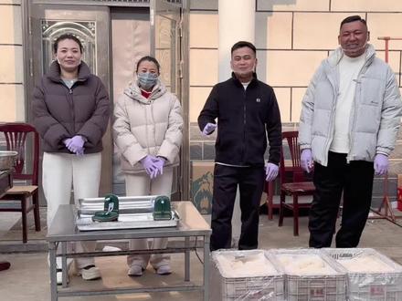 今天宝龙牌烤梨继续出摊,感谢来捧场的粉丝朋友们,我们会再接再厉继续努力#烤梨汤 #我的生活日记 #摆摊