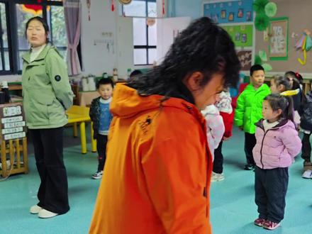 听动能力训练——《快乐指令操》认真倾听并准确理解向左,向右转,向前/后走,拍手跺脚等各类动作指令,提升听觉注意力与反应能力。锻炼大肌肉动作发展与身体协调性,增强肢体控制能力。能跟随指令快速做出反应,提升思维敏捷度与肢体配合的灵活性。#幼儿室内游戏#音乐律动 #师生日常@