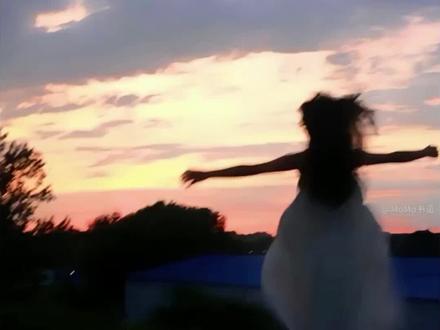 今天分享的是《经济学原理》,作者:格里高利·曼昆|理性决策的核心,是忽略无法收回的沉没成本,只根据未来的边际收益与成本做出选择:让理智,为你导航。
【📖MoMo的书房札记】:曼昆在《经济学原理》中阐释沉没成本时指出,理性决策应当忽略已发生且不可收回的投入。这让我顿悟,我们常在人生旅途中因舍不得那张“已付的车票”,而在错误的方向上持续消耗。经济学的智慧其实是在赋予我们面对现实的“勇气”:当继续前行的代价远超预期回报,敢于及时转身才是对生命最大的尊重。让已沉没的留在过去,理性的选择会指引我们走向更值得的未来。
#读书书评 #读书分享 #书籍分享 #文字的力量 #个人成长