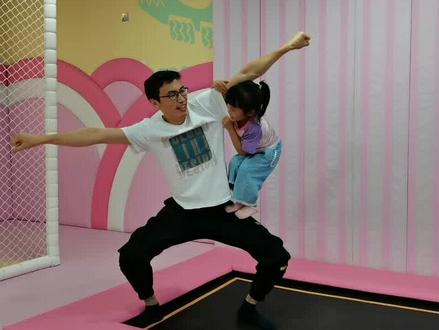 4个徒手就能带娃做的#感统训练 游戏,既锻炼孩子又能锻炼爸爸!有效的#亲子陪伴 是孩子一生的底气!#亲子游戏