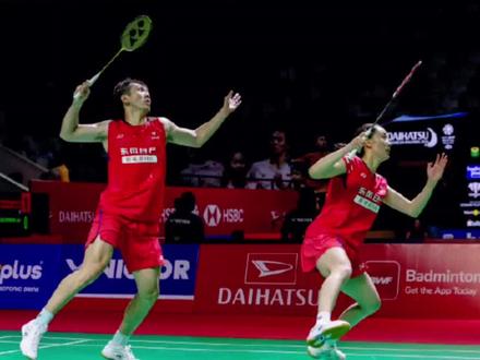 2026泰国羽毛球大师赛首轮次日简报
国羽表现有喜有忧:
胡哲安 18-21、15-21 不敌印尼选手法汉,止步男单首轮;
董天尧 6-21、15-21 负于中国台北王柏崴,资格赛出局;
朱轩辰 21-16、21-14 战胜越南曼拉吉,晋级男单次轮;
韩千禧 在女单中以 10-21、21-16、21-12 逆转美国选手卡洛亚娜,成功晋级;
胡珂源/林祥毅 22-20、21-18 击败马来西亚组合刘奕胜/林志健,男双顺利过关;
混双全线告捷:程星/张驰(21-16、21-14)和高家炫/吴梦莹(21-17、21-11)均直落两局取胜,分别淘汰中国台北与丹麦组合,携手晋级。#羽毛球 #泰国大师赛 #韩千禧 #程星张驰