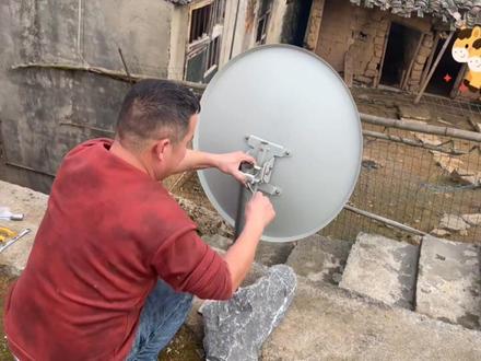 户户通室外立柱天线安装教程 老年人用不习惯电信IPTV机顶盒,反倒是户户通机顶盒简单粗暴,开机即来,深得老年人喜欢。在老爸要求下,安装两台户户通机顶盒,用来消磨时间。器材:60公分中卫,佳讯北斗一拖二出高频头,秋叶原75/5同轴,锐锐科四代一台,银河四代双模一代。器材都是精品,户户通,YYDS。#户户通 #户户通机顶盒 #户户通四代#户户通安装教程#北斗户户通