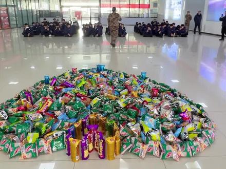 城轨冬令营拓展游戏丰富多彩,抢零食大作战同学们收获满满,欢乐多👍 #郑州城轨交通学校 #城轨冬令营 #零食大作战