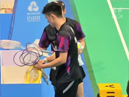 混双1/4决赛#雅思组合将对阵欧烜屹和黄东萍 #黄雅琼和郑思维散装上场 没有球包,手拿一堆拍子和塑料袋!(来源:雪怡是鳕鱼_ 、y20ung)