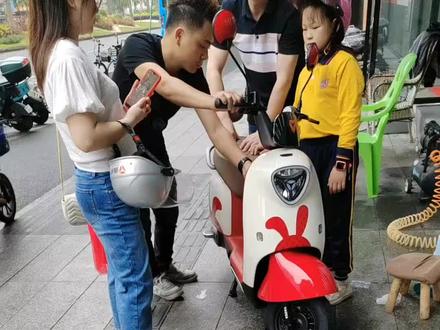 央视春晚同款
冠能DG7智趣版(碟刹)
搭载国际领先TTFAR增程系统 E联智控系统,蓝牙无感控车舒适液压减震,高效过滤颠簸
灵敏碟刹制动,稳定安全骑行