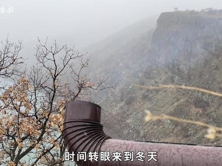 一座落于山顶之巅的小屋,出门就能将山谷的美景尽收眼底! #荒野建造 #野外生存 #荒野独居 #户外 #雪地露营