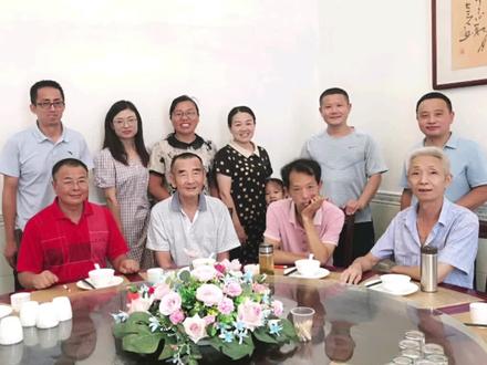 重磅!麻城市第二中学92级三班部分师生“相识三十年”欢聚!年近八旬的英语姜老师现场赋诗!不管历经多少年,恩师对我们的爱还是一如当年那般浓厚,恩师再见学生还是那么地开心!恩师对学生的爱永远是那么纯粹而热烈!人世间有两种爱我们终生报答不完,人世间有两种爱我们无法反向超越,那便是父母对孩子的爱和恩师对学生的爱!我们学生一定要将恩师的爱化为前行的动力,学生生活越幸福,学生越能为社会作贡献,恩师越开心,恩师越成就!尤其是我们职业是教师的同学,终生当以恩师们为楷模,无论何时何地何事,无论面对怎样的艰难坎坷与诱惑,我们始终要坚守底线、恪守师德、业务精进、倾心育人,我们应该通过我们一生的努力,成为像我们恩师一样德艺双馨的老师,我们此生就无憾了!让我们向我们人生中的恩师们致敬!衷心祝恩师们身体健康,生活幸福!永远感恩恩师们,永远感恩麻城二中!#聚会#师生#感恩#恩师#麻城二中