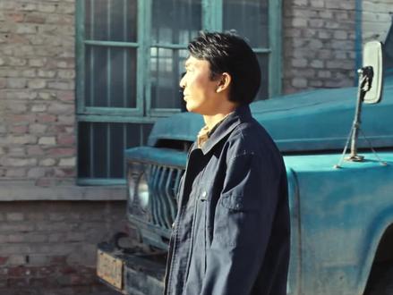 021生命树 剧情介绍:
白菊发现铜器厂有问题,多杰调查后推测存在违法采金。住院期间,邵云飞悉心照顾,白椿虽暗恋白菊却选择克制,决定去盐场工作。张勤勤与白椿谈心,劝他不必自责。警方顺着铜器厂线索查到李永强的货运公司,老韩和扎措卧底调查。白菊出院后与邵云飞感情升温,主动亲吻时两人磕到门牙。#生命树 #胡歌 #杨紫