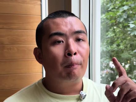 嘿儿喽着=骑在脖子上