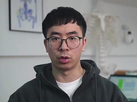 90%的虚弱体质,都跟这种体态有关!!! 是不是总觉得气短叹气、说话没力气,身体像被压缩了一样——能躺不坐、疲惫不堪?侧面看胸口扁平、圆肩驼背,背面胸椎僵直、肩胛上翘,小腹突出还总腰酸?” 这不是“懒”,根源在于:胸廓压缩、呼吸太浅,脊柱僵硬没活动度,身体越缩越紧,循环差,自然心力不足、做事不得劲!#我的电子健身教练 #呼吸短促 #胸廓压缩