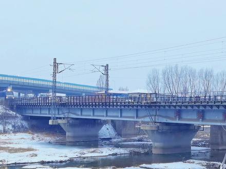 大雪过后来大宋铁路桥拍火车!赏雪景、看火车、听灯泡先生解说! #交通强国铁路先行 #铁路摄影 #铁路 #拍火车 #火车 #火车视频 #火车迷