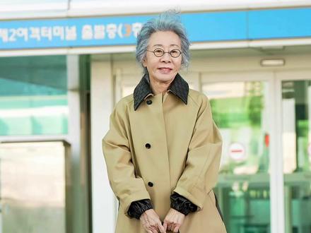 #韩国资深女演员尹汝贞
2月27日以80岁高龄以一头亮眼的白发帅气出发
这是尹汝贞首次受邀参加米兰时装周
作为Bottega Veneta的嘉宾出席其2026冬季大秀
她的机场造型既保持了个人标志性的松弛感
又精准呼应了品牌的美学主张
被媒体评价为“用最简约的方式
诠释了最高级的时尚态度