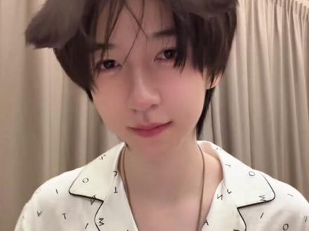 这个小贺简直太会了!出门旅游一趟还不忘打卡自己的广告屏,简直可爱到犯规!#贺峻霖 #俄罗斯 #时代少年团 #团综 #贺峻霖打卡