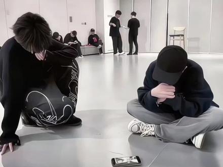 王橹杰别人穷极一生都没找到次次心软的骑士和为了你追求永恒的心,你在13岁就拥有了。
穆祉丞别人穷极一生却没找到一双愿意流泪的眼睛和永不放弃的手你在16岁就拥有了。#橹穆#双向奔赴