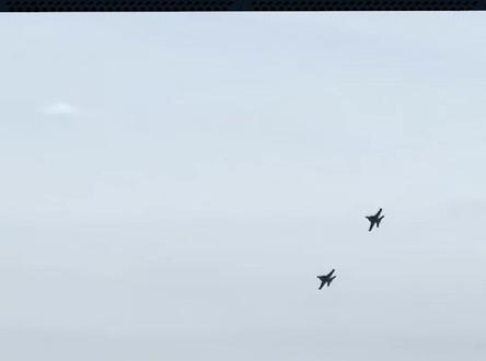 两架美国海军的EA-18G“咆哮者”电子战机,隶属于华盛顿州惠德贝岛第 129 电子攻击中队,在爱达荷州一空军基地举行的“枪骑兵天空”航展上进行飞行表演时,在空中发生了相撞。#一起看飞机 #军迷发烧友 #军事科技 #军事装备 #战斗机