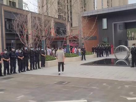 天空之城交房,开发商为各位业主举行了高规格的接待仪式,让你感受下一线明星的待遇。