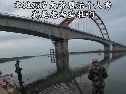 75岁大爷早口双飞坛子,这才是真正的老钓手!#饵小仙 #巡鳜铅头钩 #尔鱼法师 #桑巴本色线 #德米克青霜星锐金属版