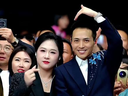 艾米尔在索图大舞台表演全过程 #艾米尔#索图#奉节#低智商犯罪观后感都好笑