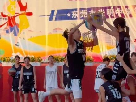 这是哪个学校运动会开幕式这么炸裂的😎
曾以为篮球的魅力在于行云流水的配合、力挽狂澜的进球,在于“谁打得好谁就最厉害”的绝对实力。可此刻看着她们,我忽然读懂了另一种答案。
那是孩子们的成长与蜕变。或许曾经有人怯于在人前展示自己,或许曾经有人因技术生疏而心生退意,但站在开幕式的舞台上,她们脸上写满的自信与快乐,早已胜过了“输赢”二字。呐喊是勇气的迸发,欢呼是团队的共鸣,这份热烈的氛围,远比精准的投篮更打动人心。
篮球从来不止是一项竞技运动,更是一群少年并肩成长的载体。看着她们在阳光下肆意挥洒活力,我忽然明白,最好的状态,从来不是成为最厉害的那一个,而是和伙伴们一起,朝着同一个方向,尽情发光。#运动会开幕式 #打篮球的女生 #光明中学