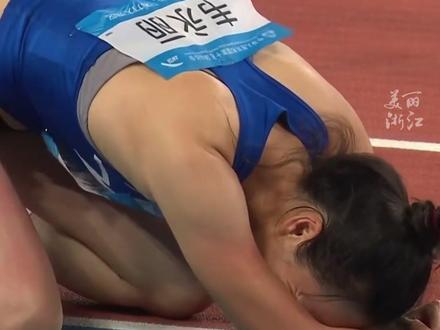 #34岁老将韦永丽夺得女子100米银牌泪洒赛场 #16岁冠军陈妤颉暖心安抚 并将她扶起,让人动容!(记者:屠晨潇)#2025全运会 #媒体精选计划