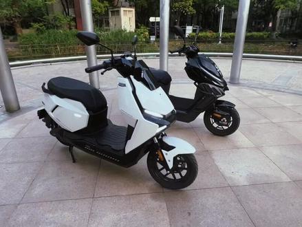 #zeeho极核 #极核 #小牛电动 #小牛fxt 单从外观看,小牛fxt优势会大很多,但敲敲打打就发现,fxt满满的廉价感。