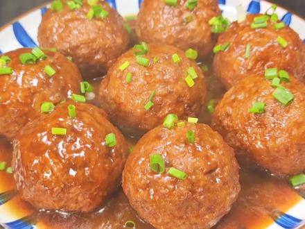 手把手教你红烧狮子头的传统做法,步骤详细,入口软糯鲜嫩多汁 #红烧狮子头 #地方特色美食 #肉丸子 #美食推荐 #肉圆 #肉丸 #丸子 #炸丸子 #红烧狮子头 #美食教程