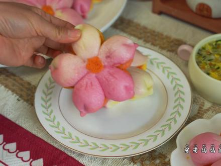 🌸桃花馒头|蔬菜山药羹|是春天的味道吖 🌸春天的仪式感|把桃花吃进肚子里|带娃野餐日记
是春天的味道吖~ 粉粉嫩嫩的桃花馒头 一口咬下去软fufu 搭配暖暖的蔬菜山药羹 就是春天该有的温柔呀🌱
下午的阳光刚刚好 带着小朋友去公园放风 草地上撒欢奔跑 运动量满满
小盒子里装着桃花馒头 保温杯里是暖暖的蔬菜羹 趁着他玩累的时候 席地而坐享受春日野餐 这一刻治愈了所有疲惫✨
#春日美食大赏 #视频扶持计划 #春天的味道 #亲子互动