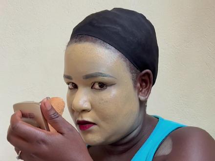 这可咋整,卸妆都费劲……