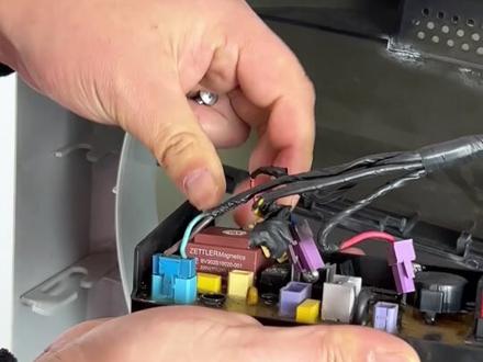 你家洗衣机有出现不通电的情况吗?今天我们来换一下美的MB60-V1010H波轮洗衣机的主板 教大家如何解决洗衣机不通电这种情况 赶快点赞收藏 下次碰到自己在家也可以搞定哦#美的洗衣机 #洗衣机主板 #家电维修 #洗衣机维修