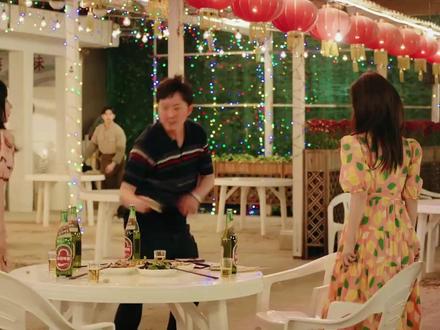 女孩大胆拥抱了醉酒大哥,她的善意救赎了他的失意 #我的山与海 #谭松韵 #因为一个片段看了整部剧 #抖音二创激励计划