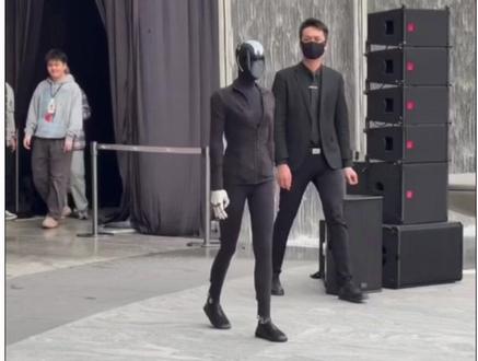 小鹏机器人线下首秀竟然「翻车」了? 1月31日,小鹏IRON机器人在深圳湾万象城线下首秀突发意外,行走途中突然失衡倒地,腿部出现抽搐,无法自主起身,最终被工作人员抬离现场。对此,何小鹏已回应。#小鹏机器人 #小鹏 #机器人 #AI