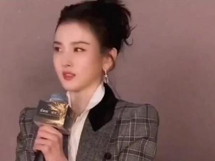 宋祖儿暴瘦到70多斤!手背疤痕引催吐猜测,粉丝急哭求她吃饭
镜头下的宋祖儿让人不敢认!昔日灵气满满的“国民妹妹”如今瘦成“行走的纸片人”。身高165cm的她,体重被指仅70多斤,活动现场手臂细如芦柴棒,锁骨凹陷能放硬币,肋骨清晰可见。更让网友揪心的是她眼底的疲惫与憔悴,少女灵气尽失。有眼尖网友翻出她手背疤痕,疑似长期催吐所致,健康状况亮起红灯。她自己曾为拍戏一天只吃一顿,10个月不吃米饭,这种极端减肥方式连医生都摇头。评论区已被“求你好好吃饭”刷屏,粉丝集体喊话工作室:健康比上镜更重要! #宋祖儿暴瘦 #健康最重要 #娱乐圈身材焦虑 #纸片人 #粉丝心疼