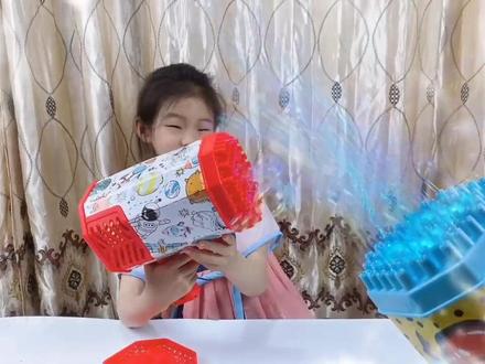 让孩子爱不释手的#网红泡泡机 这个夏天必须拥有的#儿童玩具 玩的根本停不下来#创作灵感