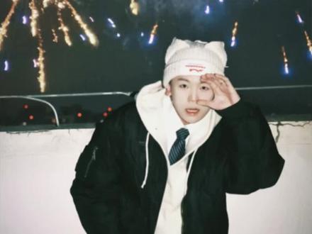 不是我说,过年这样拍烟花也太权威了。#豆包ai #氛围感 #拍照姿势 #路柏然 #烟花拍照