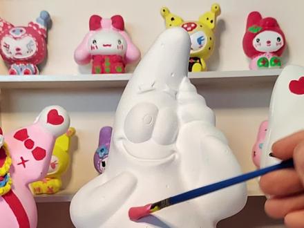 派大星石膏娃娃详细教程丨我们一起去抓水母 今天选择涂派大星🎨童年的快来😃 对小朋友来说可能有点幼稚 但对成年人来说真的刚刚好🤣🤣 💰今天我们来涂皮粉色的派大星 1 敲可爱又好画的派大星来了 首先我们先给他调底色 红色+白色+粉色 调出派大星的肤色 2 哈哈~放开涂💗 我们把派大星的前面 和后面都涂好 注意要留出海螺🎨 眼睛和裤子哦 3 现在我们来涂裤子的部分 用绿色+红的 调出深绿色的裤子颜色哦 4 注意留出中间的✨ 一小块哈 前后颜色对称 中间的是蓝色+一点 点紫色 调出紫蓝色 给贝壳涂上黄色哦 5 嘻嘻~给派大星点上 海星的小红点哦~画上眼睛+眉毛 可爱又好画的派大星完成了 快来试试吧~😆
#派大星 #石膏娃娃 #石膏娃娃涂色 #石膏娃娃涂色教程 #DIY