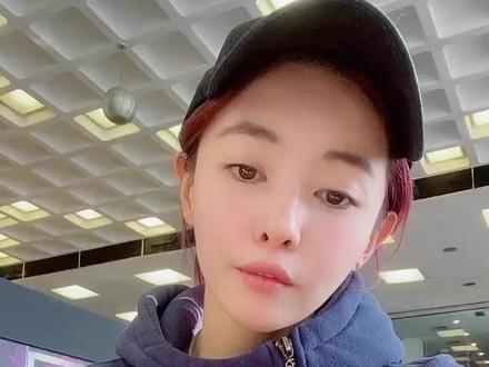 肯尼迪机场✈️大的国内出发的登机口都要坐摆渡车~~~