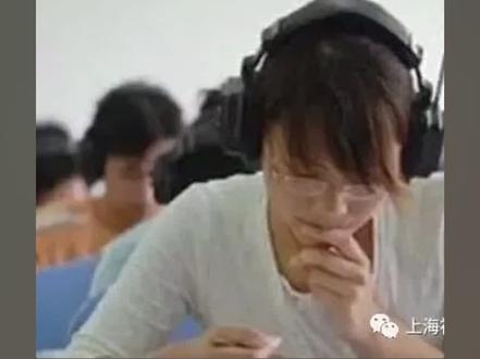 2023上海高考英语听力
根本不存在地方口音的问题,长篇文章甚至是一遍英音,一遍美音,都是标准发音。
网上带节奏的人太多了,关注事实真相的人太少。
听力听不懂的根本原因在于“词汇量大,语速快,连读多”。
试题难度和大学四六级接近。
平时只听课文音频,只听中文老师中式发音的音频,或者从小是哑巴英语学上来的,自然考不好。
如果想要好好学,别被网上大V带节奏。
即便有1-2句口音,也完全不会影响做题。好好刷词汇,刷听力卷才是该做的事。
听力文本:
Section A
Directions:In section A, you will hear ten short conversations between two speakers. At the end of each conversation. A question will be asked about what was said. The conversations and the questions will be spoken only once, often hear conversation and question about it. Read the four possible answers on your paper and decide which one is the best answer to the question you have heard?
1.M:Miss wang, would you please tell me on which day the letters are delivered?And what time does the milkman call?
W:Sure the postman will be here every Thursday afternoon. The milk comes every morning at around 6:00.
Question:When does the postman come?
2.M:All the houses are equipped with a dishwasher and dryer.
W:Right? And also the kitchen appliances.