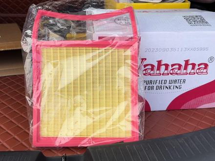 自己动手更换空气滤芯,检查一下后减震是否有漏油现象。 #汽车养护 #空滤 #五菱星辰混动版