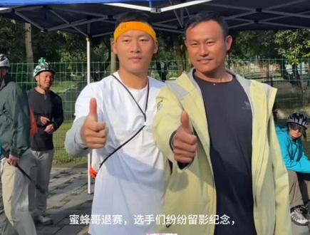 蜜蜂哥退赛,大家纷纷拍照纪念,都变成拍照打卡点啦 #张家界七星山
#乡乡嘴虎皮豆干
#CAMEL骆驼
#张家界七星山骆驼杯户外挑战赛
#老六户外打卡凤凰古城
@荒野蜜蜂哥阿乐