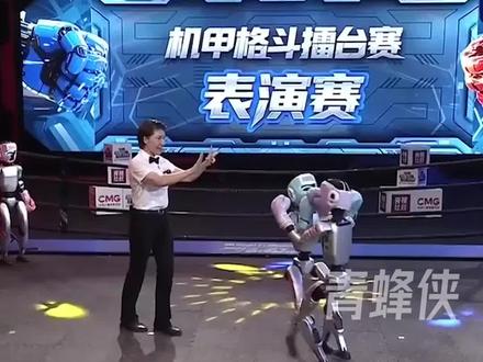 机器人格斗赛搞笑一幕:人形机器人冲裁判挥拳比划,不慎摔倒擂台外