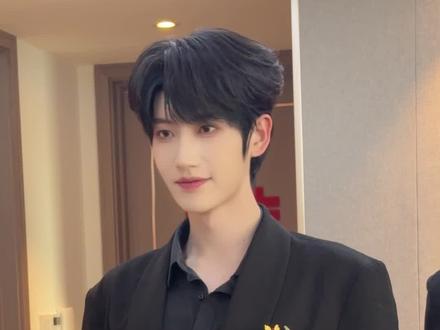 这亲还没接完他们就玩起来了 #帅哥 #结婚 @宇宙V05