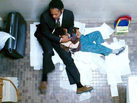 豆瓣9.3分,有人说这不仅是电影,更是成年人的生存实录。🎬 故事发生在经济萧条的80年代,克里斯·加德纳(威尔·史密斯饰)因投资失败倾家荡产,妻子忍受不了贫穷离家出走。他独自带着5岁的儿子流浪街头,睡过地铁公厕,挤过难民收容所,甚至为了生存去卖血。在最绝望的时刻,他抓住了一个没有薪水的实习机会,用惊人的毅力在20人中脱颖而出,最终逆袭成为华尔街传奇。
在这个充满不确定的时代,我们或许也像克里斯一样,面临着裁员的恐慌、房贷的重压,或是深夜里无数次想放弃的瞬间。但这部电影告诉我们:生活可以剥夺你的体面,但抢不走你的尊严。
真正的强者,不是没有眼泪,而是含着眼泪依然奔跑。如果你现在正处于人生低谷,请记住那句话:“别让任何人告诉你,你成不了才。”
幸福可能迟到了,但它绝不会缺席。别停下,继续跑!🏃♂️✨
#当幸福来敲门 #励志电影 #治愈