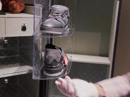 KWSD豪宅设计实践,LV硬箱开箱视频,上期LV家居哪些值得买的VLOG里最贵的产品,硬箱对于LV来说,相当于911在保时捷产品线的位置,碰巧这个硬箱的价格和911入门款价格也差不多,带你们一起开箱感受下#豪宅设计