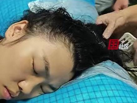 11月18日,冷美人退赛后开启首场直播,头发打结梳理数小时引十万网友围观。现场人员介绍:美人从荒野下来第一次洗头,洗到第五盆时水才开始变清。