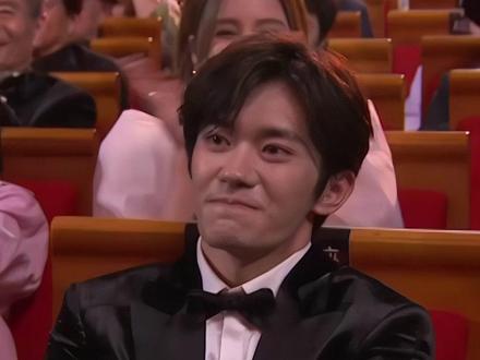 易烊千玺获金鸡奖最佳男主角:未来道阻且长,希望能够通过努力和作品,赢得观众们发自内心的尊重。(人民日报记者刘阳 施钰)