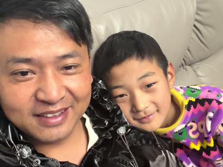 做一件好事容易,长期下去不容易,孩子看着也慢慢长大了。也谢谢大家一直关心我们的故事#干儿子跟挖机小哥