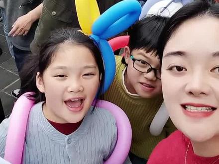 再见汕头,再见潮汕,再也不来了……
南澳岛没上去,英歌舞没看到,广济桥灯光秀没看到,古城根本进不去,打卡拍照点根本进不去,生腌都还没吃到呢就又吐又拉……#人潮拥挤 #承让了