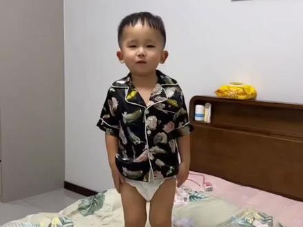 洒水车来了,请注意,倒车,请注意 #小学生也要拍抖音 #剪映 #请注意倒车 #特效视频 #自己挣流量的萌娃
